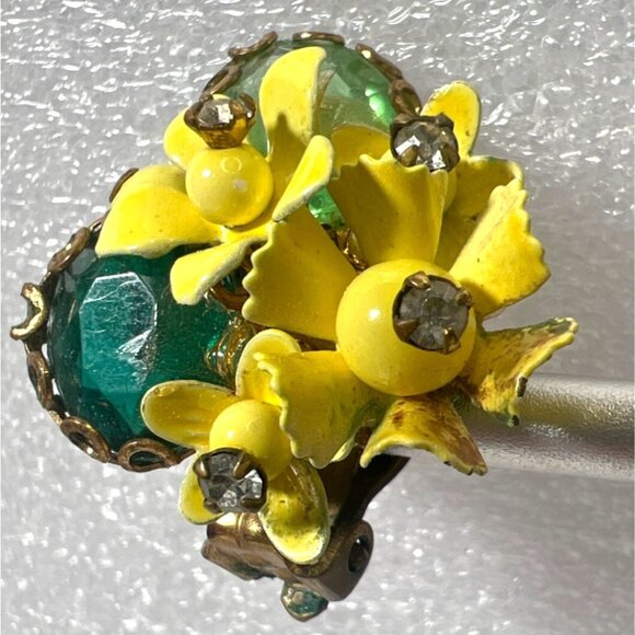 Vtg 50s Yellow Enamel Flower Clip Earrings Green Thermoplastic & Rhinestones - Picture 2 of 9